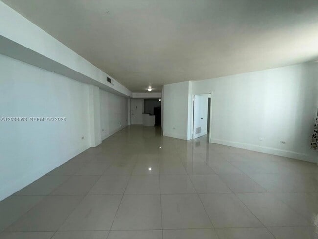 Building Photo - 801 Brickell Bay Dr