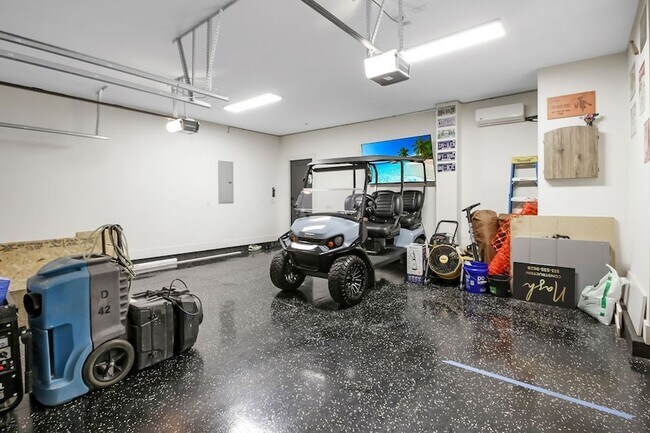 Building Photo - 647 Sire Ave