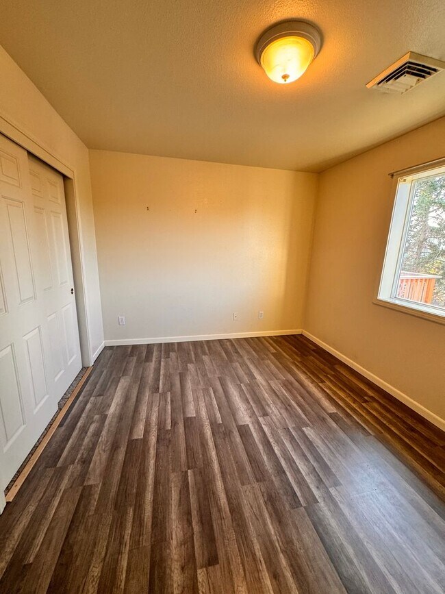 Building Photo - 106 Umpqua View Dr