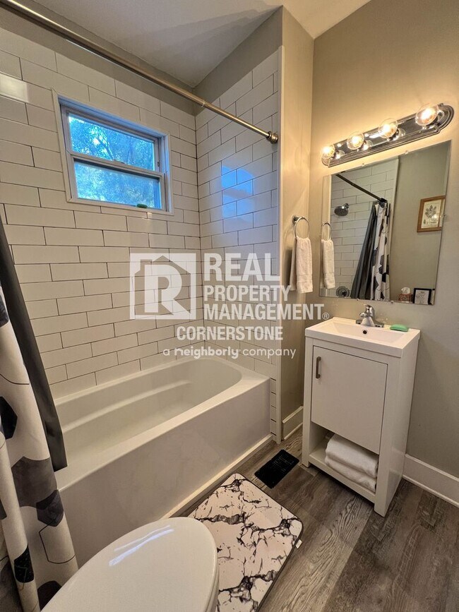 Building Photo - Cozy 2-Bedroom Near WMU & Downtown Kalamazoo!