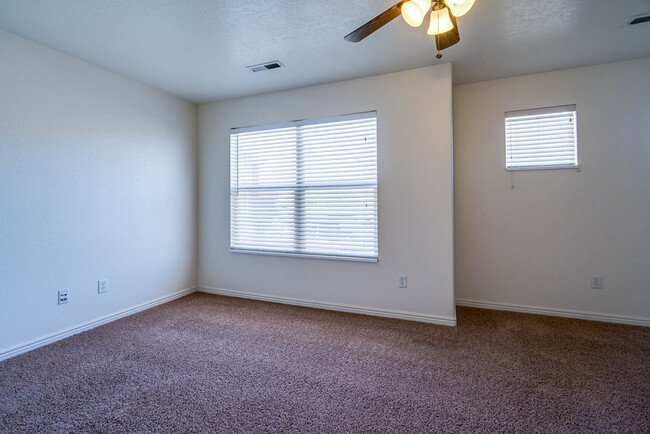 Building Photo - 3 Bedroom 2.5 Bathroom - Hidden Valley Tow...