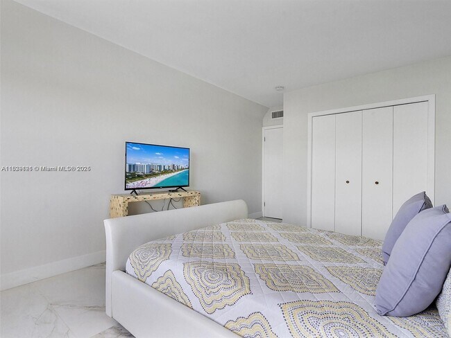 Building Photo - 400 Kings Point Dr