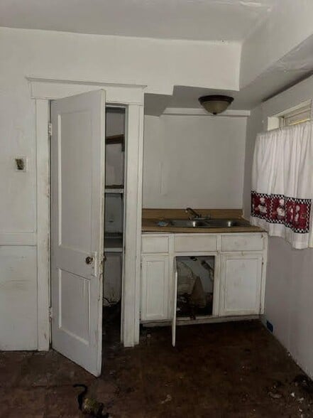 Building Photo - 3738 Sylvan Pl