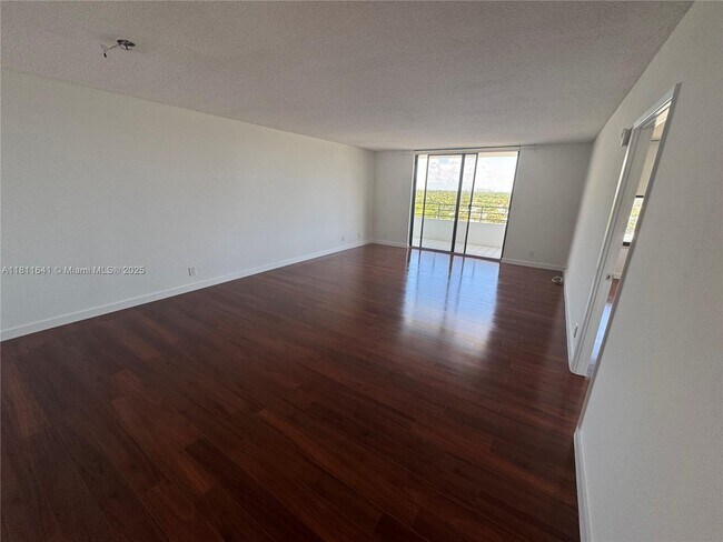 Building Photo - 2500 Parkview Dr