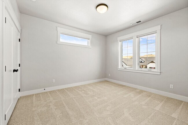 Building Photo - Luxury 4-Bedroom Home for Rent in Dry Cree...