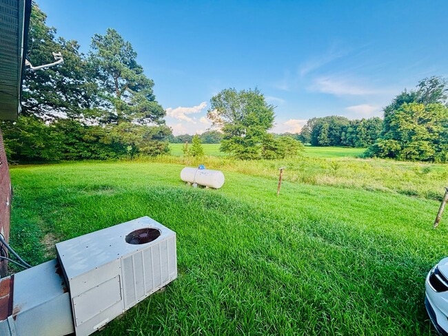 Building Photo - Country Living