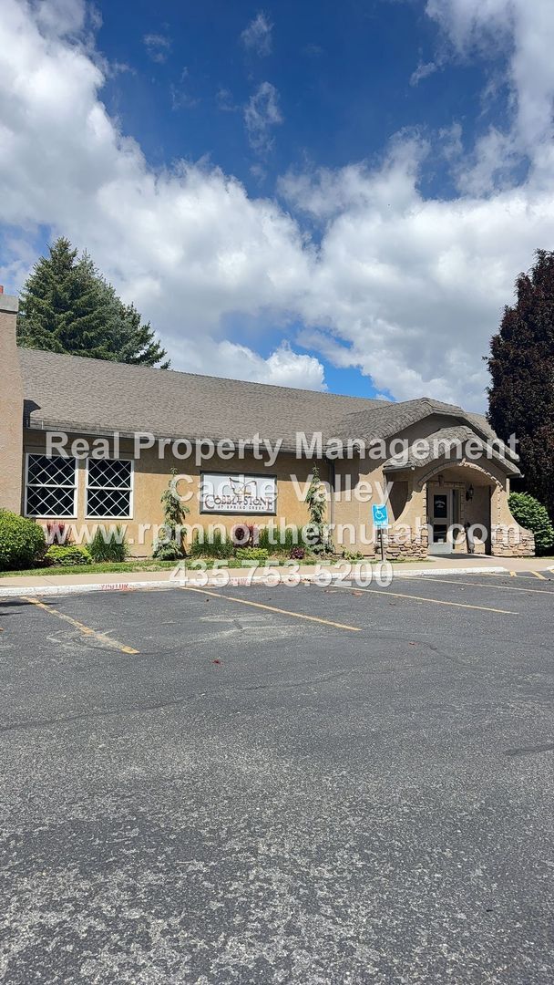 Building Photo - 4 Bedroom in Cobble Stone Gated Community in Providence!