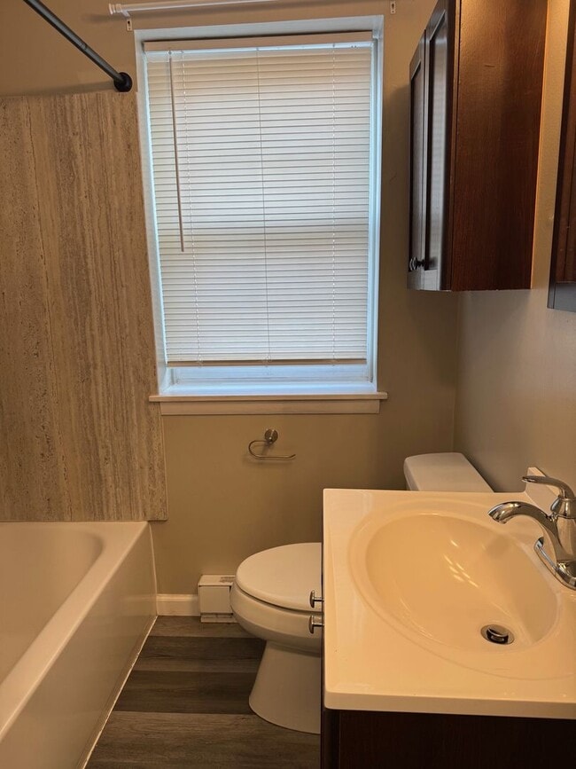Building Photo - Souderton renovated First floor 2 bedroom ...