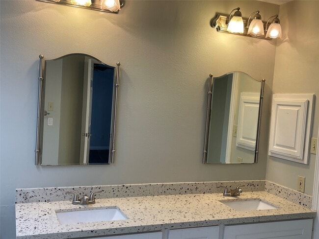 Building Photo - 3118 Redcliff Dr