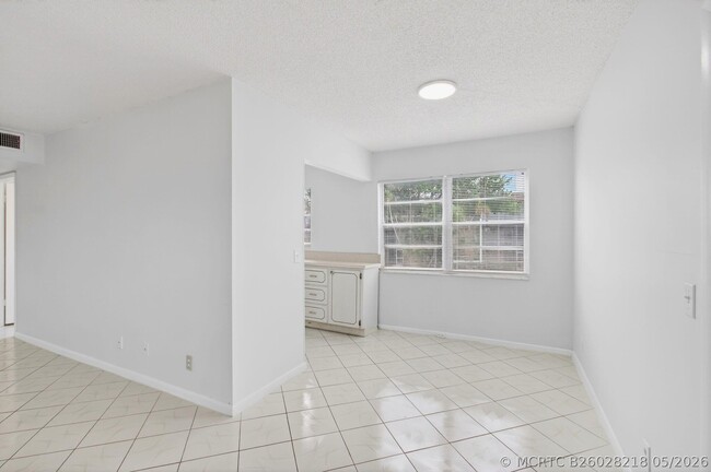 Building Photo - 360 Fanshaw I