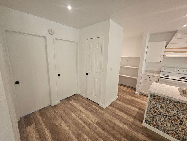 Building Photo - 2 Bedroom 1 Bath Apartment for Rent in Corning!