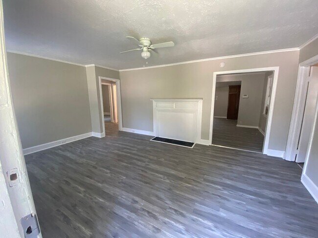 Building Photo - ***AVAILABLE NOW***2 or 3 Bedroom / 1 Bath...