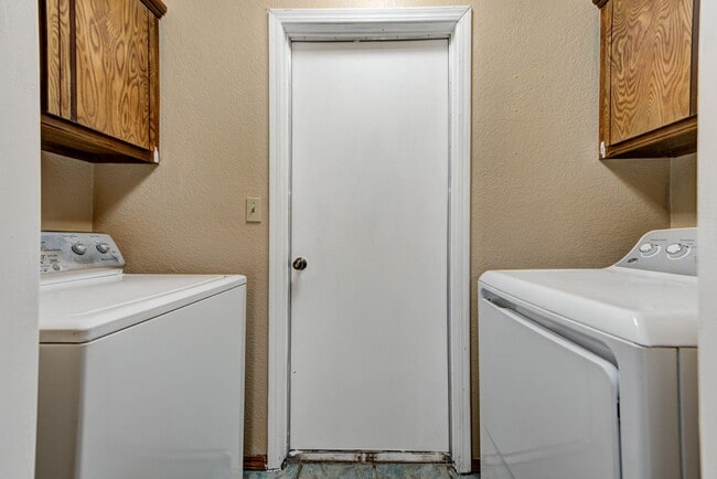 Building Photo - 905 Hawks Nest Dr