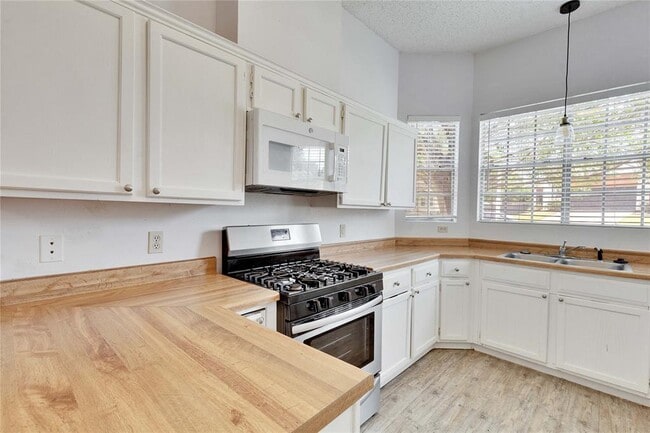 Building Photo - 2103 Castle View Dr