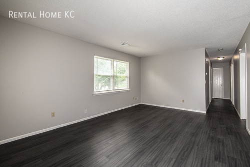 Building Photo - Remodeled 3-bed / 1-bath Second-Floor unit...