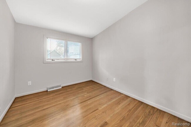 Building Photo - 229 Redwood Dr