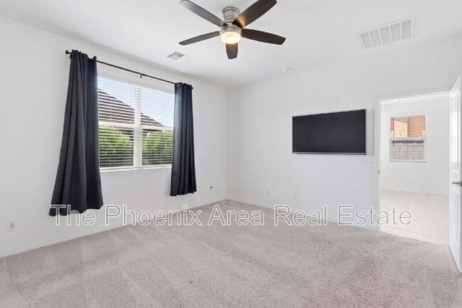 Building Photo - 40643 W Shaver Dr