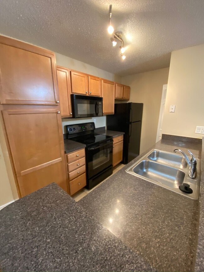 Building Photo - Ground Floor 1 BR + Den in Brandon with Resort Amenities - Up to one Month Free!