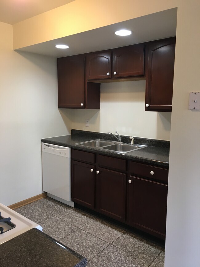 Building Photo - 1928 Redwood Dr