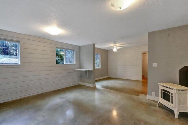 Building Photo - 301 Woodpecker Ln