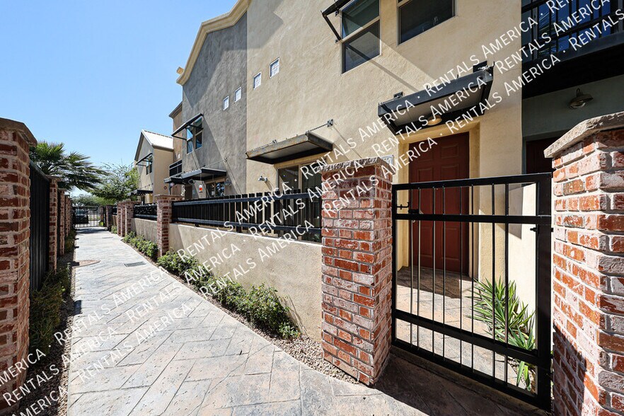 Building Photo - 1406 W Main St