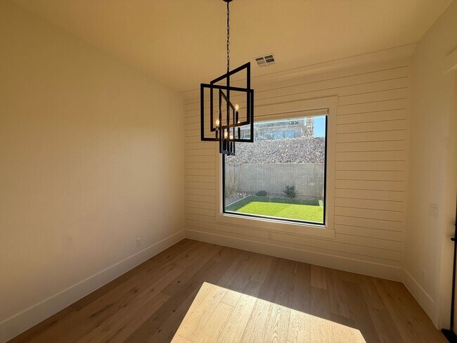 Building Photo - Gorgeous 5 bed 3.5 bath in Desert Canyons