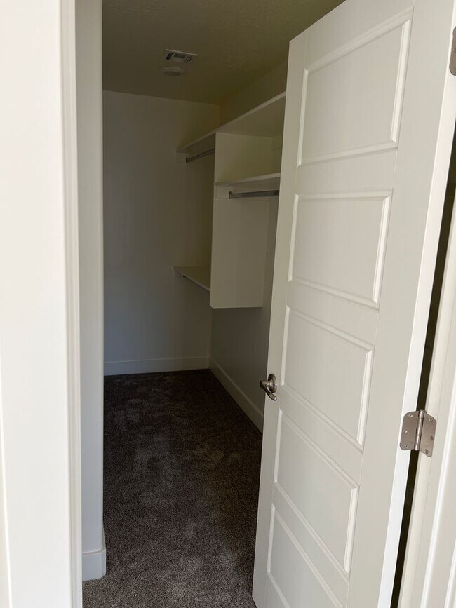 Building Photo - 3 Bedroom 2.5 Bathroom Townhome in Washington!