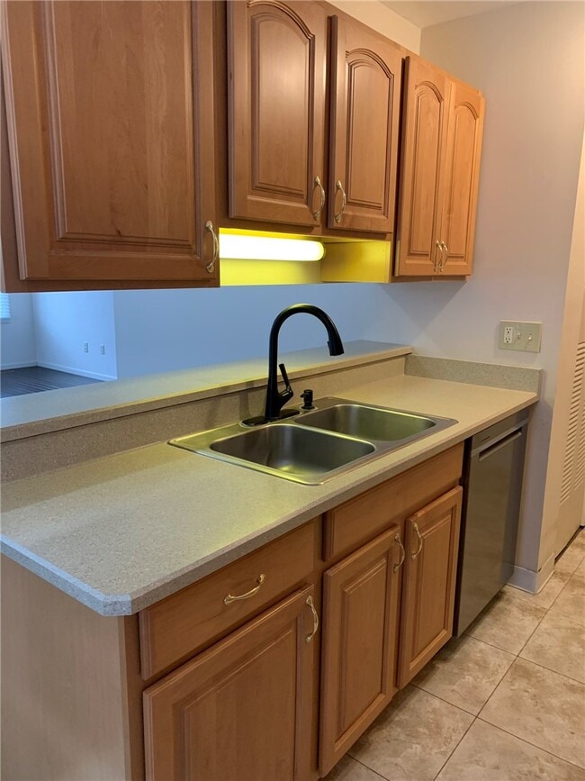 Building Photo - 26 Heron Way S