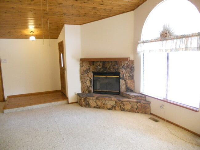 Building Photo - Charming 3-Bed, 2-Bath Home with 2-Car Gar...