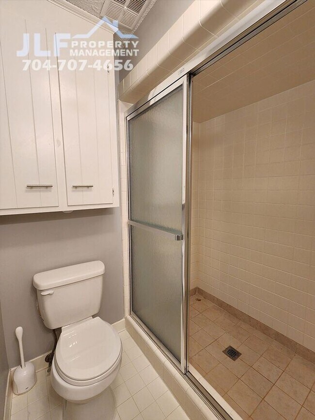 Building Photo - Spacious 3 Bed/2.5 Bath Duplex With Basement.
