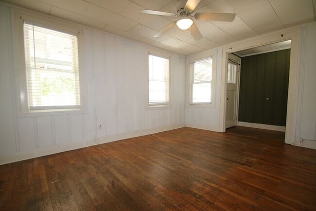 Building Photo - Simply the BEST! Adorable 1 Bedroom/1 Bath...