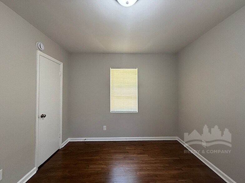 Building Photo - 2076 Willow Wood Ave