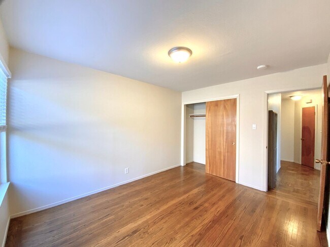 Building Photo - REMODELED KITCHEN! Storage, Parking Available, On-Site Laundry!