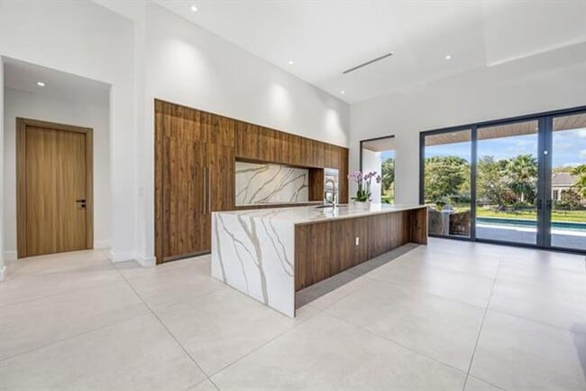 Building Photo - 1000 SW 93rd Ave