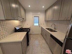 Building Photo - 4064 Redwood Ave