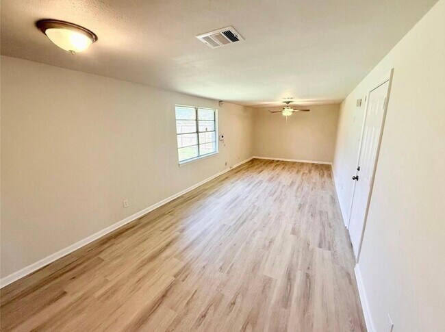 Building Photo - 14106 White Heather Dr