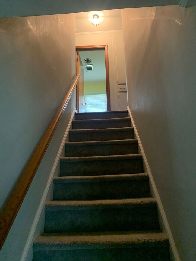 Building Photo - Charming 4B/3.5B Home!