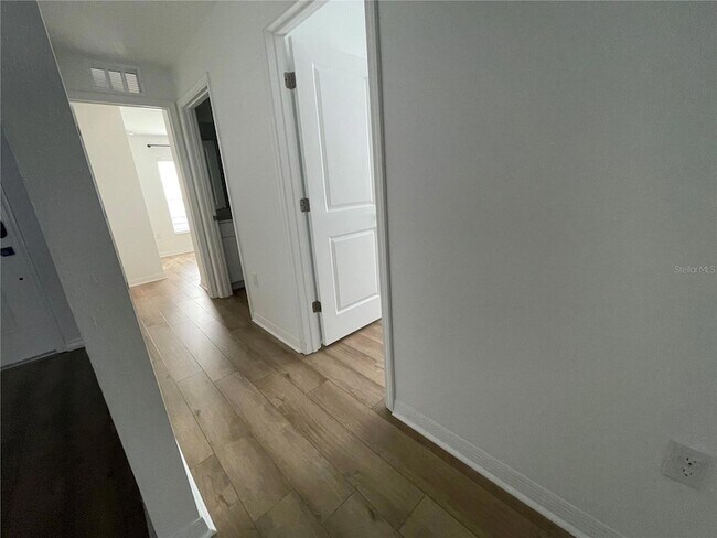 Building Photo - 112 Oakwood Ct