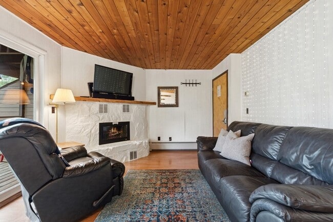 Building Photo - 1 Bedroom, 1 Bath Condo on Whitefish Lake