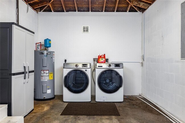 Building Photo - 113 W Adalee St