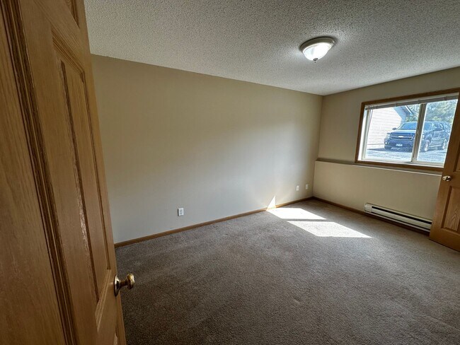 Building Photo - 2 Bed 1 Bath Apartment