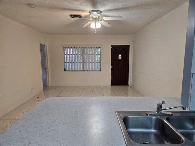 Building Photo - 7904 NW 70th Ct