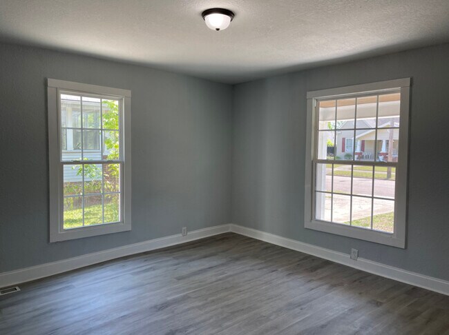 Building Photo - 215 E Burwell Ave