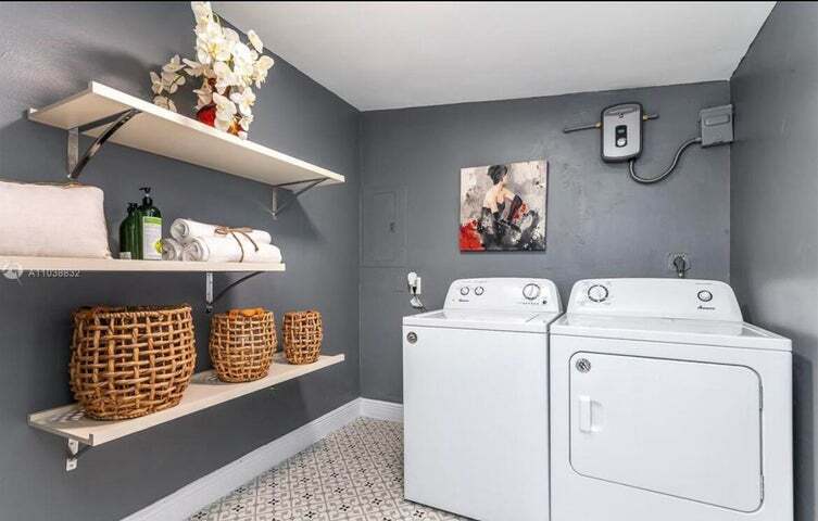 Building Photo - 221 S C St