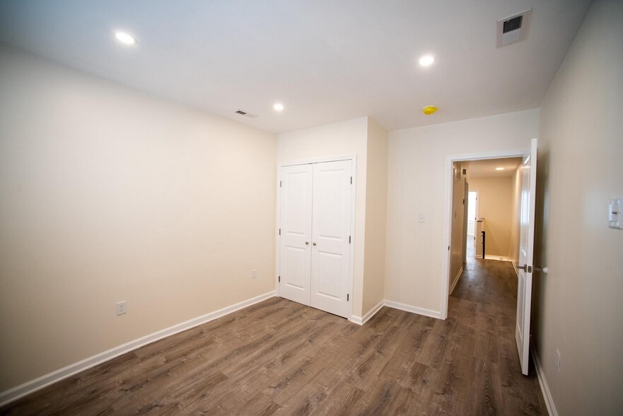 Building Photo - 2049 Snyder Ave