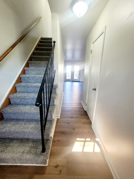 Building Photo - 2 Bainbridge Ave