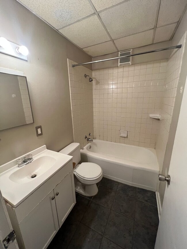 Building Photo - 1634 W 17th St