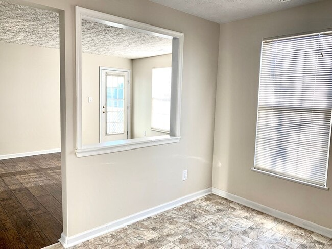 Building Photo - Light Filled 2bd 2bth Penthouse Condo In Piney Orchard!