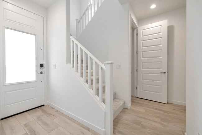 Building Photo - Like new Luxurious Modern townhome with 2 Master Suits in Warner Meadows!