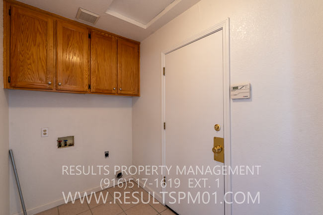 Building Photo - Beautiful Antelope Home - Available Now!